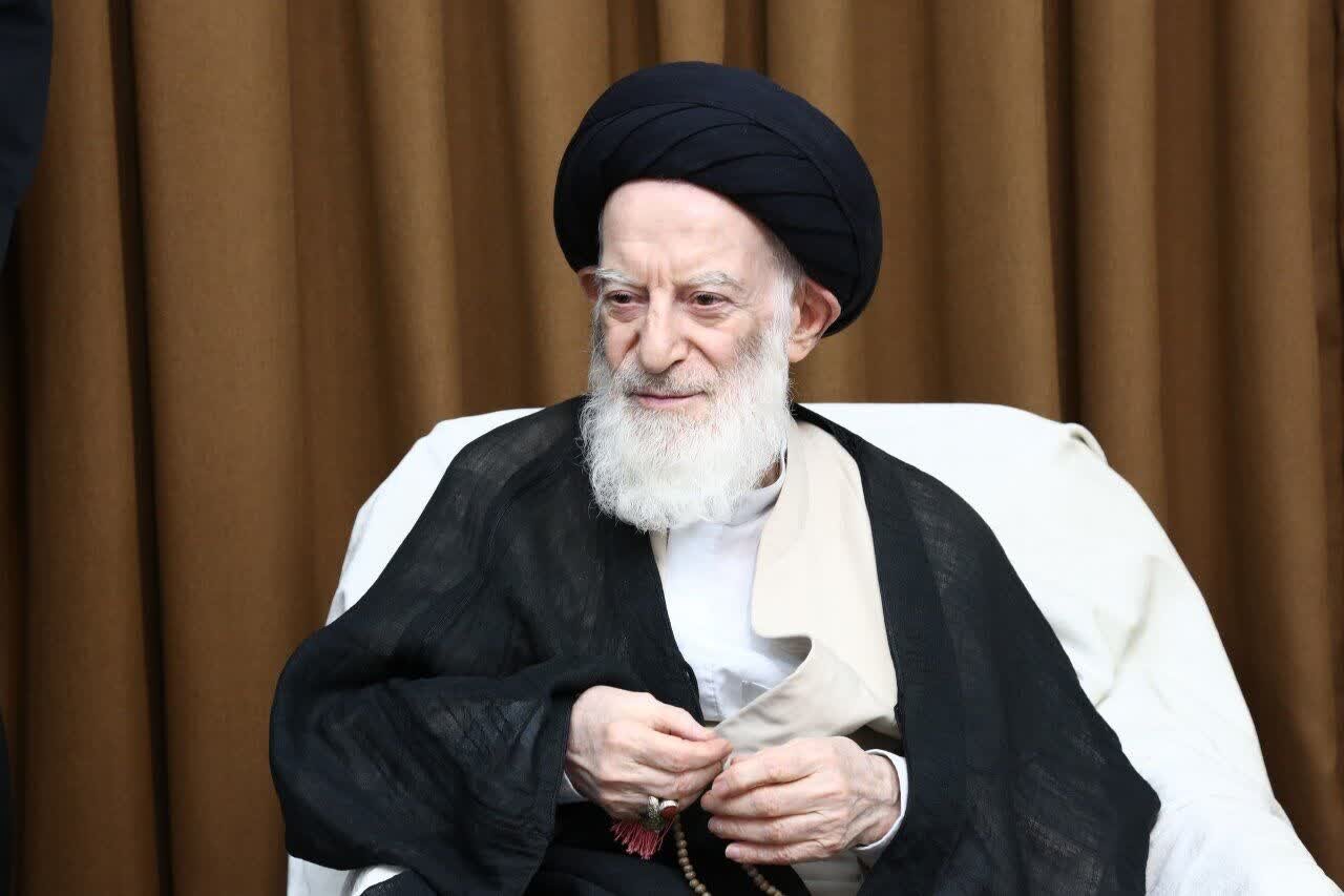 پیکر مرجع فقید در مسجد بالاسر حرم آرام می‌گیرد
